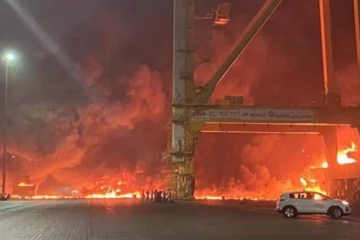 துபாயில் நங்கூரமிட்டப்பட்டிருந்த கப்பலில் பாரிய தீவிபத்து!