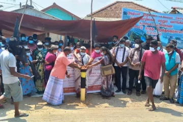 மாறியது போராட்ட வடிவம்- மெழுகுவர்த்திகளுடனும் கருப்புக் கொடிகளுடனும் கடலுக்குள் இறங்கிய கடற்தொழிலாளர்கள்!