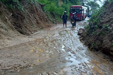 අධික වර්ෂාවත් සමඟ යළි කඩා වැටෙන පස් කඳු - රථවාහන ධාවානයත් නවතී