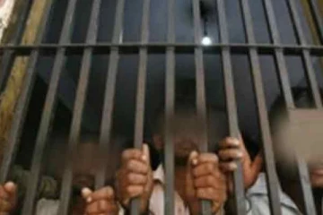 பெண்ணை தொட்ட பொலிஸாருக்கு 10 ஆண்கள் சிறை!