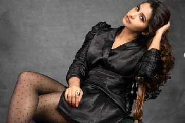 வெறும் சட்டை மட்டும் அணிந்து போஸ்!! சன்பாத் எடுக்கும் நடிகை பிரியா பவானி சங்கர்..