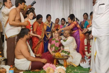 தென் கொரியா பெண்ணை இந்து முறைப்படி திருமணம் செய்த தமிழ் இளைஞர்!