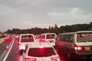 අධිවේගී මාර්ගවල දැඩි රථවාහන තදබදයක්.