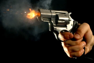 துப்பாக்கி பிரயோகத்தில் தந்தை உயிரிழப்பு; மகன் படுகாயம்