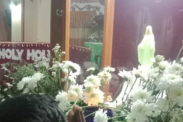 மற்றுமொரு மாதா சொரூபத்தின் கண்ணில் இருந்து வடியும் இரத்தம்; பார்க்க படையெடுக்கும் மக்கள்