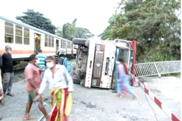 ප්‍රධාන මාර්ගයකදී බිහිසුණු දුම්රිය අනතුරක්..(PHOTOS)