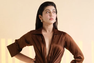 33 வயதில் தாராள கவர்ச்சி போஸ் கொடுத்த பிரணிதா