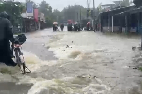 மக்களே அவதானம் - A9 வீதியில் நீரில் அடித்துச் சென்ற கார் - இருவர் பலி | Cyclonic Ditwah Flood Affected Areas In Vavuniya