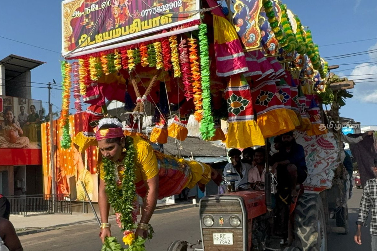வற்றாப்பளை கண்ணகி அம்மன் ஆலயத்தில் பலரையும் நெகிழ்ச்சிக்குள்ளாக்கிய செயல் | Female Devotees Goddess Kannagi At Vattappalai வற்றாப்பளை கண்ணகி அம்மன் ஆலயத்தில் பலரையும் நெகிழ்ச்சிக்குள்ளாக்கிய செயல் | Female Devotees Goddess Kannagi At Vattappalai