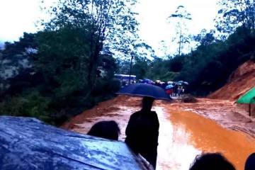 ஹட்டன் – கொழும்பு பிரதான வீதியில் பாரிய மண்சரிவு ; போக்குவரத்து பாதிப்பு