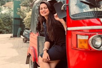 இலங்கையில் ஷார்ட் உடையில் வலம் வந்த விஜய் டிவி சீரியல் நடிகை மதுமிதா