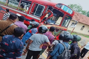 அரச பேருந்தின் சில்லில் சிக்கி தாயும் மகனும் பரிதாபமாக பலி