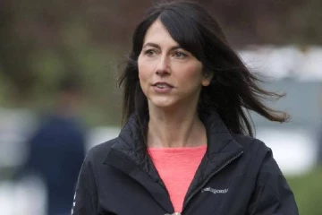 ரூ 372 கோடியை நன்கொடையாக அளித்த அமேசான் நிறுவனரின் முன்னாள் மனைவி