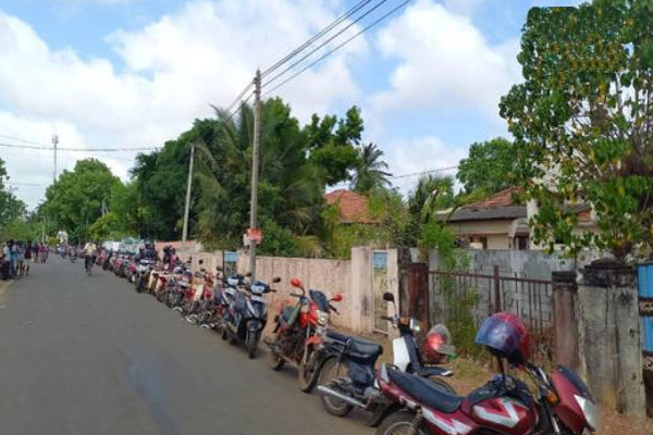 யாழில் எரிபொருளுக்காக நீண்ட வரிசைகளில் நிற்கும் மக்களின் அவல நிலை! | Jaffna People Long Line Stand Petrol Station