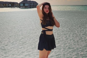 மாலத்தீவில் கவர்ச்சி போஸ் கொடுத்த தனுஷ் பட நடிகை!