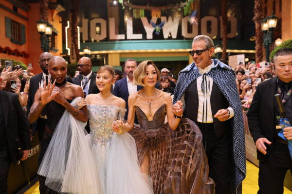 பிரபல பாடகியிடம் முரட்டுத்தனமாக நடந்துகொண்ட ரசிகர்: அடுத்த நடந்த அதிரடி | Cynthia React For Fan Misbehave With Ariana Grande பிரபல பாடகியிடம் முரட்டுத்தனமாக நடந்துகொண்ட ரசிகர்: அடுத்த நடந்த அதிரடி | Cynthia React For Fan Misbehave With Ariana Grande