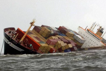 நடுக்கடலில் பிரித்தானியா- டென்மார்க் கப்பல்கள் ஒன்றுடன் ஒன்று மோதி பயங்கர விபத்து