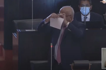 நாடாளுமன்றில் பயங்கரவாத தடைச்சட்ட திருத்த நகலை கிழித்தெறிந்த ரவூப் ஹக்கீம்! (காணொளி)