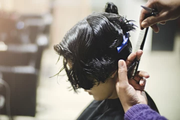 முடி வெட்ட செல்பவர்களே கேட்டுக்கோங்க - அதிகமாக வெட்டப்பட்ட வழக்கில் அதிரடி தீர்ப்பு