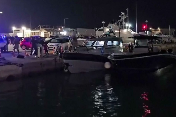 கிரீஸ் இல் அகதிகளுடன் சென்ற படகு விபத்து ; 15 பேர் உயிரிழப்பு | Boat Carrying Refugees Capsizes In Greece 15 Death கிரீஸ் இல் அகதிகளுடன் சென்ற படகு விபத்து ; 15 பேர் உயிரிழப்பு | Boat Carrying Refugees Capsizes In Greece 15 Death