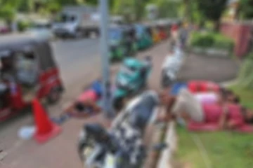 බසයක් ඉන්ධන පෝලිමක නිදා සිටි පිරිසකගේ ගැටෙයි..5කට සිදු වූ දේ..