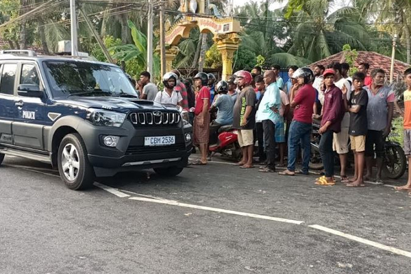 மட்டக்களப்பில் பரபரப்பு; சந்தேகத்திற்கிடமாக நடமாடியவர்கள் மடக்கிப்பிடிப்பு | Batticaloa Suspicious Walkers Are Rounded Up