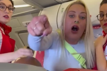 விமானத்தை இடைநிறுத்தி வலுக்கட்டாயமாக இறக்கிவிடப்பட்ட பெண்! சக பயணிகள் மகிழ்ச்சி..