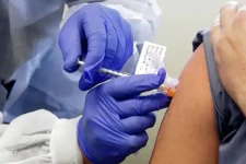 இங்கிலாந்தில் ஒரே நாளில் 2 லட்சம் பேருக்கு கொரோனா தடுப்பூசி