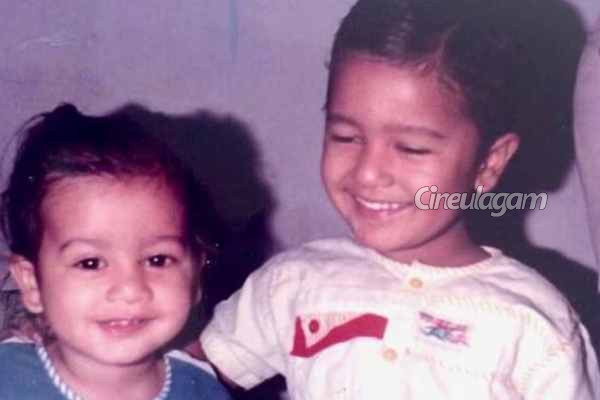 இன்று வைரலாகும் பிரபல நடிகரின் சிறுவயது போட்டோ, யார் இவர்?- ஆனால்? | Top Actor Childhood Photo Goes Viral இன்று வைரலாகும் பிரபல நடிகரின் சிறுவயது போட்டோ, யார் இவர்?- ஆனால்? | Top Actor Childhood Photo Goes Viral