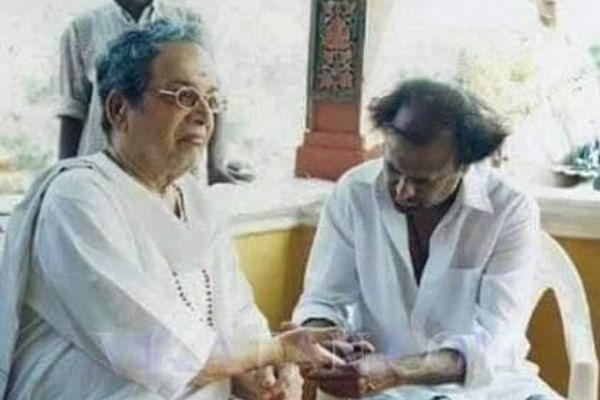 இந்த புகைப்படத்தில் ரஜினிகாந்துடன் ஒரு டாப் நட்சத்திரம் இருக்கிறார்.. யார் என தெரிகிறதா | Rajinikanth Nambiar Unseen Photo