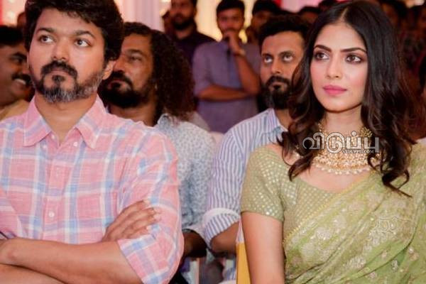 20 வயது நடிகருடன் ரொமான்ஸ்!! என்னை நன்றாக கையாண்டார் என ஓப்பனாக கூறிய விஜய்பட நடிககை | Malavika Mohanan Befitting Reply To A Netizen Msg 20 வயது நடிகருடன் ரொமான்ஸ்!! என்னை நன்றாக கையாண்டார் என ஓப்பனாக கூறிய விஜய்பட நடிககை | Malavika Mohanan Befitting Reply To A Netizen Msg