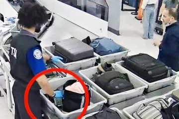 அமெரிக்க விமான நிலையத்தில் திருட்டில் ஈடுபடும் அதிகாரிகள்: வெளியாகிய அதிர்ச்சி காணொளி