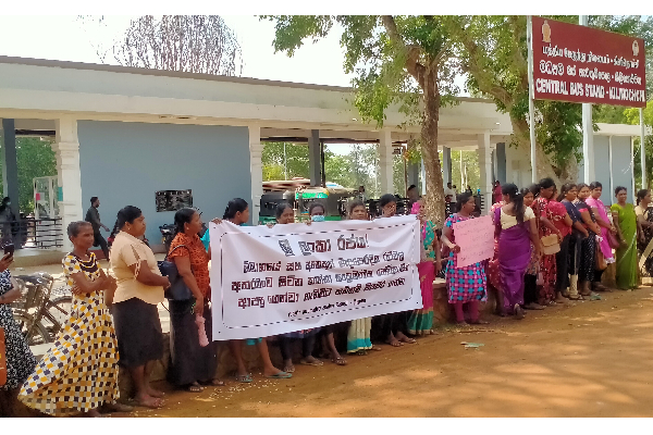 பெண்களை நாட்டிற்கு அழைத்து வாருங்கள்; கிளிநொச்சியில் போராட்டம்(Photos) | Bring Women To The Country Protest In Kilinochchi