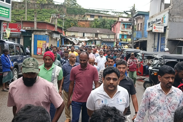 நோர்வூட் பிரதேச சபைக்கு எதிராக ஆர்ப்பாட்டம் : விடுக்கப்பட்ட கோரிக்கை | Protest In Nuwara Eliya