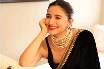 நடிகை ஆலியா பட் கருப்பு நிற சேலையில் அழகிய ஸ்டில்கள்