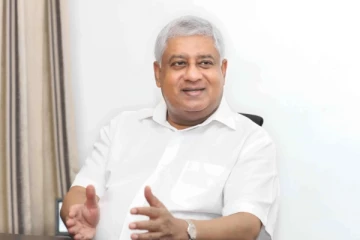 මට හිනා යනවා...මේ කතාවලට...