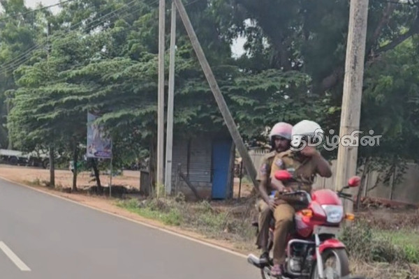 யாழில் தொலைபேசியில் உரையாடியவாறு மோட்டார் சைக்கிள் செலுத்தும் பொலிஸார்! | Policeman Driving A Motorcycle Talking Phone யாழில் தொலைபேசியில் உரையாடியவாறு மோட்டார் சைக்கிள் செலுத்தும் பொலிஸார்! | Policeman Driving A Motorcycle Talking Phone