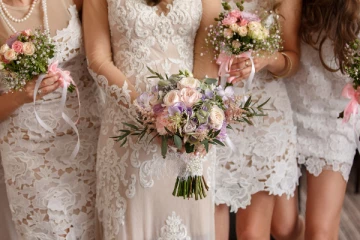 மணப்பெண் தோழியாக பணியாற்ற லட்சகணக்கில் சம்பளம் வாங்கும் பெண்!