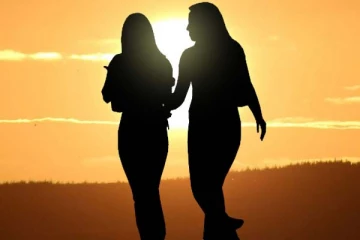 வேறொரு நபருடன் தனிமையில் இருந்த சகோதரரிகள்: லீக்கான புகைப்படத்தால் நடந்த கொடுமை