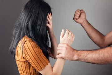 மட்டக்களப்பில் பதறவைத்த சம்பவம்; அயலவர்களால் காப்பாற்றப்பட்ட பெண்