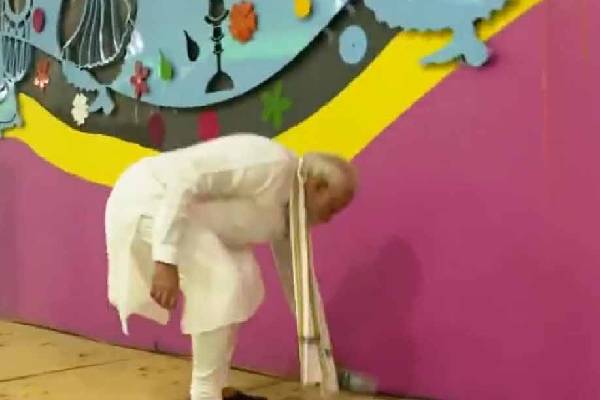 சாலையில் கிடந்த வாட்டர் பாட்டில் ,  களத்தில் இறங்கிய பிரதமர்  வைரலாகும் வீடியோ - தமிழ்நாடு