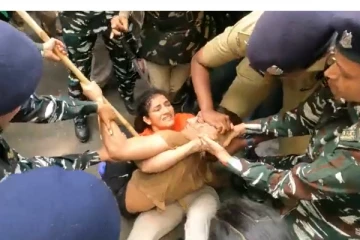 மல்யுத்த வீரர்களை தரதரவென இழுத்து செல்லும் போலீசார் - வைரலாகும் வீடியோ!