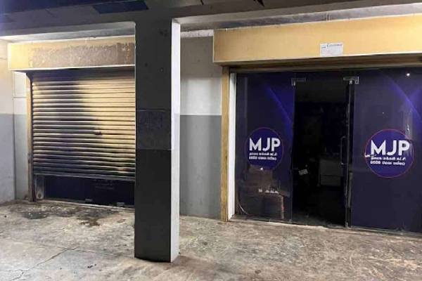 யாழில் அரசியல் பதற்றம் ; நள்ளிரவு கட்சி அலுவலகத்திற்கு தீ வைத்த மர்ம நபர்கள் | Mysterious Fire Political Office Jaffna Midnight
