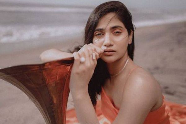 கடற்கரையோரத்தில் மிகவும் அழகாக புகைப்படம் எடுத்த இலங்கை பெண் லாஸ்லியா | Losliya Took The Most Beautiful Photo On The Beach