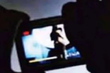 காதலியின் அந்தரங்கப்படங்களை கணவனிற்கு அனுப்பிய மாணவன்!  சிதைந்த குடும்ப வாழ்க்கை