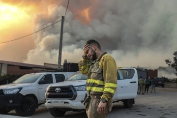 நாடொன்றில் காட்டுத் தீயால் 1,500 பேர் வெளியேற்றம்!