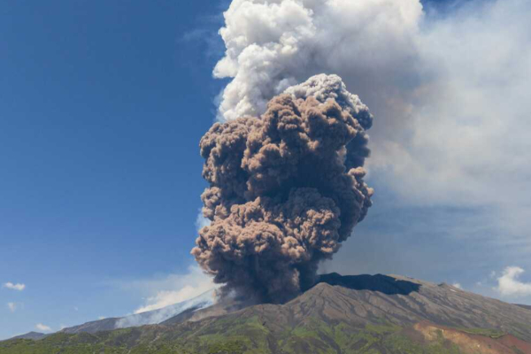 600 ஆண்டுகளுக்குப் பின்னர் வெடித்து சிதறிய எரிமலை | Volcano Erupts After 600 Years