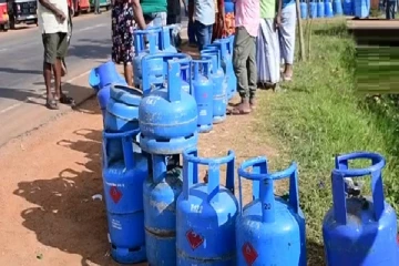 புத்தாண்டு விடியலில் கூட வரிசையில் நிற்கும் மக்கள் - அரசின் செயற்பாட்டால் கடும் விமர்சனம்