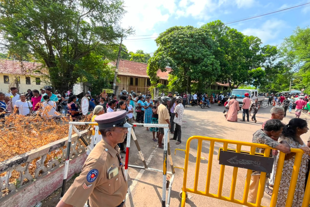 நீர்கொழும்பு சிறைச்சாலையில் வெடித்த வன்முறை : முப்படையினருக்கு அழைப்பு விடுத்த ஜனாதிபதி | Negombo Prison President Calls Public Peace நீர்கொழும்பு சிறைச்சாலையில் வெடித்த வன்முறை : முப்படையினருக்கு அழைப்பு விடுத்த ஜனாதிபதி | Negombo Prison President Calls Public Peace