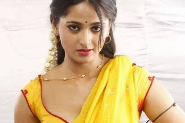 கேரியரே முடிந்து போன நிலை!! வாய்ப்பில்லாமல் 40 வயதில் அவரின் அரவணைப்பில் இருக்கும் நடிகை அனுஷ்கா செட்டி..